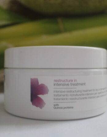 Le traitement intensif Simply Zen Restructure offre une réparation capillaire exceptionnelle avec une crème riche en céramides, protéines de quinoa et extraits botaniques. Spécialement conçu pour restructurer et sublimer les cheveux secs ou abîmés, il représente la solution professionnelle pour une beauté capillaire renouvelée et revitalisée. Une formule luxueuse pour des résultats remarquables.