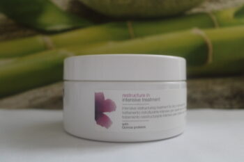 Simply Zen Restructure In Intensive Treatment, un traitement intensif de réparation capillaire conçu pour les cheveux secs ou abîmés. Cette crème riche a été spécialement formulée pour restructurer les cheveux, améliorer leur apparence et leur structure. Grâce à sa composition unique, comprenant des céramides, des protéines de quinoa et des extraits botaniques spécifiques, ce traitement offre des bienfaits nourrissants, hydratants et restructurants, pour des cheveux d'apparence saine et revitalisée.