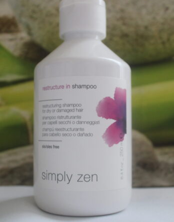 Plongez dans le luxe avec le Shampoing Restructure Simply Zen, une solution exclusive pour les cheveux secs et abîmés. Nourrissez vos mèches en détresse avec cette formule élaborée, offrant une réparation intense et une transformation capillaire sublime
