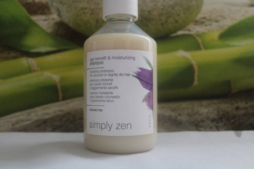 Shampoing Age Benefit & moisturizing de Simply Zen : Excellence pour cheveux colorés, préservation, hydratation, renforcement, protection, raffinement esthétique, excellence capillaire.