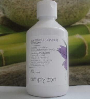 Le Simply Zen Age Benefit & Moisturizing Conditioner associe soin anti-âge et hydratation pour les cheveux matures. Sa formule riche nourrit intensément, laissant les cheveux soyeux, forts et visiblement plus jeunes. Une solution complète pour une revitalisation capillaire luxueuse.