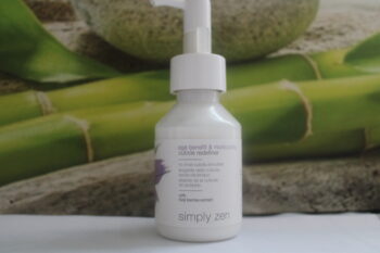 Simply Zen: Age Benefit &moisturizing cuticle redefiner, une protection cuticule les cheveux paraissent lisses et brillants. Cependant, des dommages dus à la chaleur, à la coloration, au coiffage excessif, ou à d'autres facteurs peuvent entraîner l'ouverture ou la détérioration des écailles de la cuticule, ce qui peut rendre les cheveux plus sujets à la sécheresse, à la cassure et à la perte de brillance.
