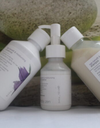 Le duo de produits Simply Zen, comprenant l'Age Benefit & Moisturizing Conditioner et le Shampoing Age Benefit & Moisturizing, représente l'excellence en matière de soins capillaires. L'après-shampooing offre une hydratation intense, scelle la couleur et empêche la décoloration prématurée, tandis que le shampooing ravive les cheveux matures. Le Cuticle Redefiner de Simply Zen protège les cheveux contre les agressions, renforçant leur structure et leur donnant une apparence saine et éclatante. Vos cheveux deviennent plus forts, plus résistants et resplendissent de santé et de beauté. Faites de Simply Zen votre allié pour des cheveux protégés et éblouissants de vitalité et de beauté.
