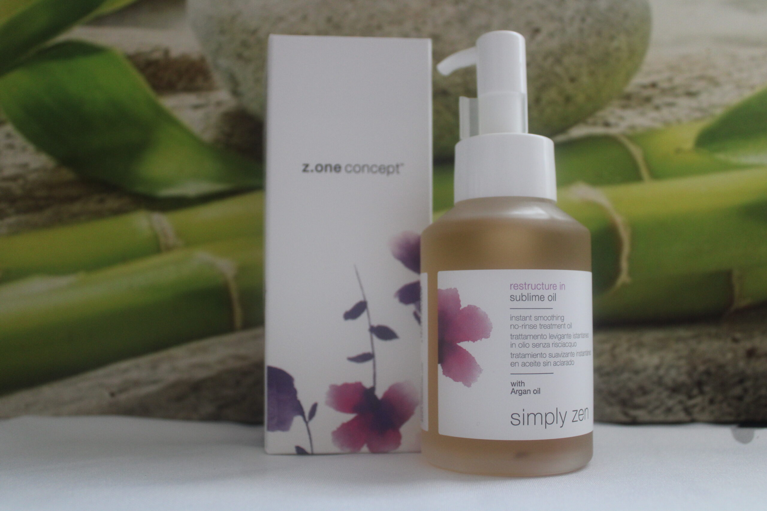 Révélez la splendeur de vos cheveux avec l'huile sublime restructurante Simply Zen. Une formule exquise pour une chevelure magnifiquement revitalisée. Transformez chaque mèche avec une douceur luxueuse et une brillance sublime. L'élégance capillaire à son apogée avec Simply Zen.