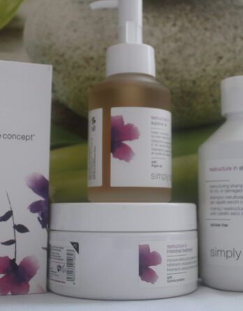 le Coffret Simply Zen. Il rassemble le Shampoing Restructure, le Masque Traitement Intensif In Restructure et l'Huile Sublime Restructurante.
