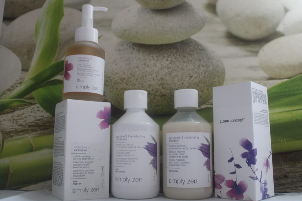 Le Coffret Age Benefit & Moisturizing de Simply Zen : le choix parfait pour les professionnels et les particuliers. Comprend le Shampoing, le Conditioner et l'Huile Sublime de la gamme pour des cheveux sublimes. Offrez à vos cheveux la revitalisation dont ils ont besoin. Commandez dès maintenant.