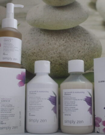 Le Coffret Age Benefit & Moisturizing de Simply Zen : le choix parfait pour les professionnels et les particuliers. Comprend le Shampoing, le Conditioner et l'Huile Sublime de la gamme pour des cheveux sublimes. Offrez à vos cheveux la revitalisation dont ils ont besoin. Commandez dès maintenant.