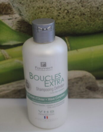 Découvrez le Shampooing Définition pour Cheveux Bouclés de la marque française Fauvert. Notre formule unique, enrichie à l'extrait d'olivier, a été spécialement conçue pour sublimer et définir vos boucles naturelles. Avec son ajout innovant de "Wave" (ondulation), ce shampooing offre une expérience capillaire exceptionnelle pour des boucles rebondissantes et pleines de vitalité. Profitez de l'élégance à la française avec le Shampooing Boucles Extra Fauvert, la quintessence du soin capillaire pour des cheveux bouclés magnifiquement définis. #BeautéNaturelle #CheveuxBouclés #Fauvert