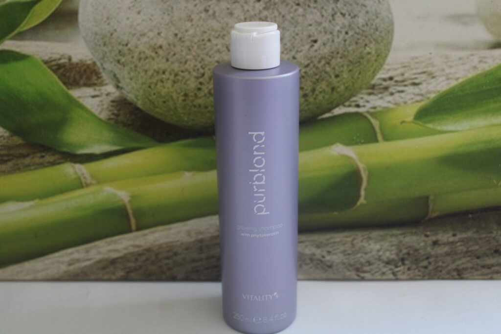 Optez pour le Shampoing Purblond à la Phytokératine de Vitality's pour des cheveux blonds éclatants et résistants. Neutralisez les reflets indésirables tout en renforçant vos cheveux blonds, décolorés, méchés ou gris naturels. Découvrez l'éclat pur avec Hair Réunion. #HairRéunion