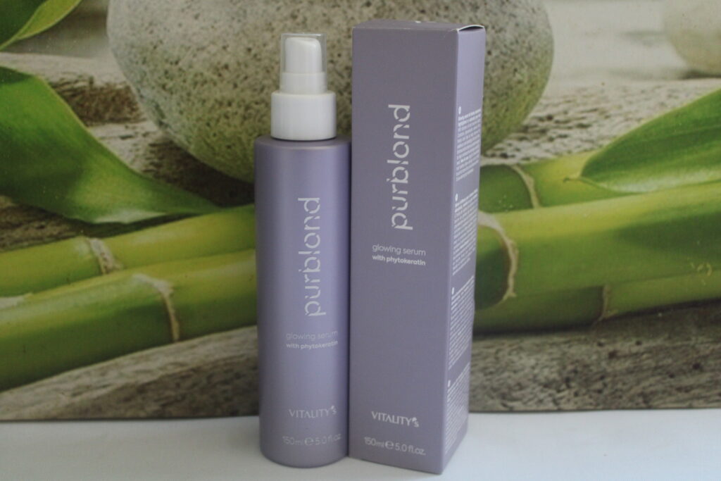 Revitalisez vos cheveux blonds avec le sérum éclat Vitality's: Oil Purblond. Enrichi en huile de babassu, beurre de murumuru, et phytokératine, il renforce, protège contre la chaleur, et révèle la beauté naturelle de vos cheveux.