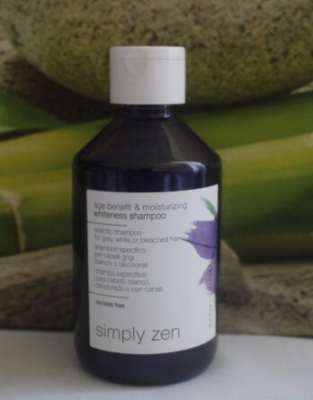 Le Shampooing Simply Zen Whiteness propose une purification délicate pour les cheveux gris, blancs ou décolorés. Enrichi de pigments bleu-violet, d'acide hyaluronique et d'un filtre UV, il élimine les tons dorés tout en procurant une hydratation profonde et une protection antioxydante. Résultat : une chevelure éclatante. Vivez une expérience capillaire apaisante avec Simply Zen. #HairRéunion
