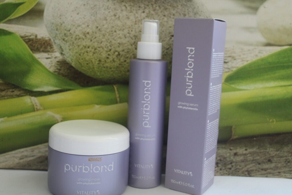 Explorez notre duo Vitality's : le Masque Purblond, offrant éclat blond et phytokératine, et l'Huile Éclat, formulée avec soin, associant huile de babassu, beurre de murumuru et phytokératine pour renforcer, hydrater et protéger vos cheveux. 💛✨ #HairReunion#Vitalitys