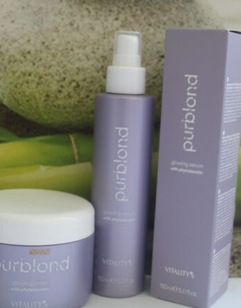 Explorez notre duo Vitality's : le Masque Purblond, offrant éclat blond et phytokératine, et l'Huile Éclat, formulée avec soin, associant huile de babassu, beurre de murumuru et phytokératine pour renforcer, hydrater et protéger vos cheveux. 💛✨ #HairReunion#Vitalitys