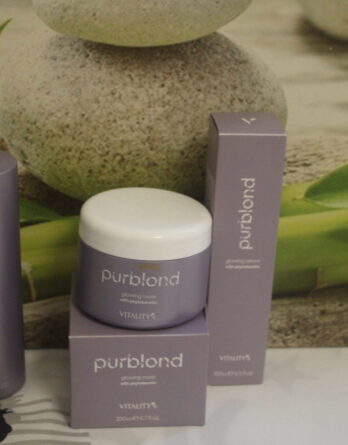 Le coffret Purblond de Vitality's représente une invitation à une transformation capillaire complète, offrant une expérience luxueuse pour les cheveux blonds, décolorés, méchés, ou naturellement gris. Composé de trois produits essentiels, ce coffret promet non seulement de neutraliser les reflets indésirables, mais aussi de renforcer la résistance et de révéler l'éclat pur de vos cheveux.