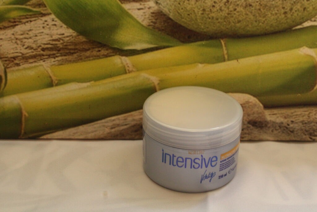 Le Masque Nutritif Intensif de Vitality's offre une action réparatrice intense, un traitement nourrissant exceptionnel pour les cheveux secs et sensibilisés. Enrichi de provitamine B5 et d'huile d'olive méditerranéenne, ce masque promet une régénération profonde pour des cheveux éclatants de santé et de vitalité.