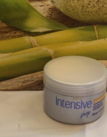 Le Masque Nutritif Intensif de Vitality's offre une action réparatrice intense, un traitement nourrissant exceptionnel pour les cheveux secs et sensibilisés. Enrichi de provitamine B5 et d'huile d'olive méditerranéenne, ce masque promet une régénération profonde pour des cheveux éclatants de santé et de vitalité.