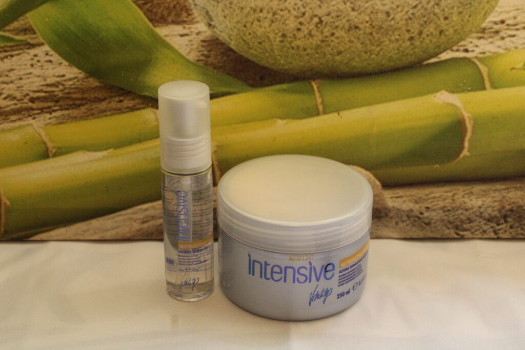 Le duo Masque & Sérum Intensive Neutriactive de Vitality's est conçu pour offrir une hydratation intense et une nutrition aux cheveux crépus. La formule équilibrée du produit vise à réparer et revitaliser les cheveux secs ou abîmés. Pour des informations actualisées, consultez le site officiel de Vitality's.