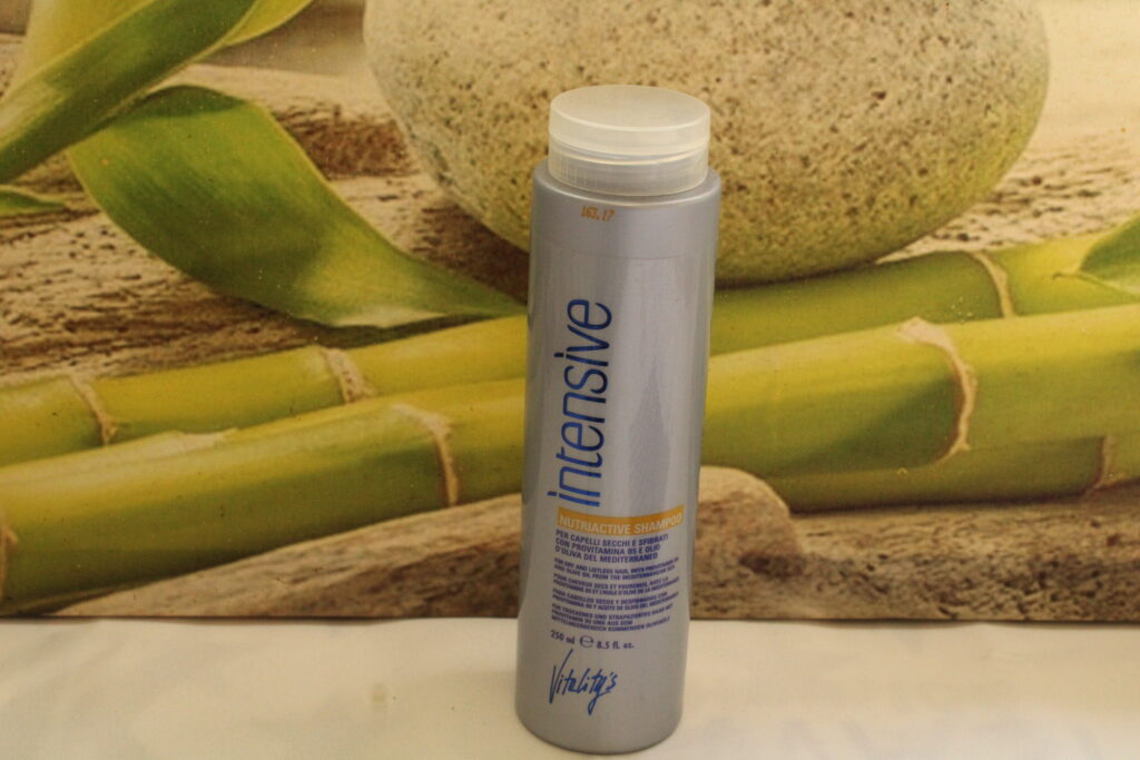 Le Shampoing Nutriaction Intensive de Vitality's, enrichi de provitamine B5 et d'huile d'olive méditerranéenne, offre une douceur extrême tout en nettoyant en profondeur. Parfait pour les cheveux secs et fourchus, il nourrit et fortifie, laissant les cheveux abîmés revitalisés et éclatants de santé.