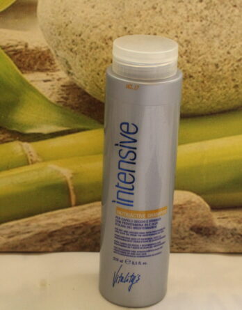 Le Shampoing Nutriaction Intensive de Vitality's, enrichi de provitamine B5 et d'huile d'olive méditerranéenne, offre une douceur extrême tout en nettoyant en profondeur. Parfait pour les cheveux secs et fourchus, il nourrit et fortifie, laissant les cheveux abîmés revitalisés et éclatants de santé.
