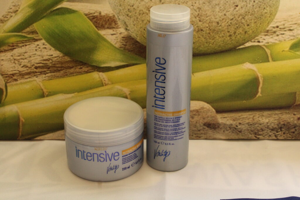 Le duo essentiel de Vitality's, Shampoing et Masque Nutri Intense, offre une expérience de soin complète pour les cheveux crépus. Infusé de provitamine B5 et d'huile d'olive méditerranéenne, ce tandem sublime, hydrate et revitalise, révélant la beauté naturelle de vos boucles.