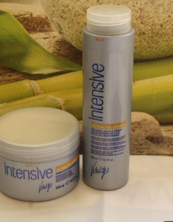 Le duo essentiel de Vitality's, Shampoing et Masque Nutri Intense, offre une expérience de soin complète pour les cheveux crépus. Infusé de provitamine B5 et d'huile d'olive méditerranéenne, ce tandem sublime, hydrate et revitalise, révélant la beauté naturelle de vos boucles.