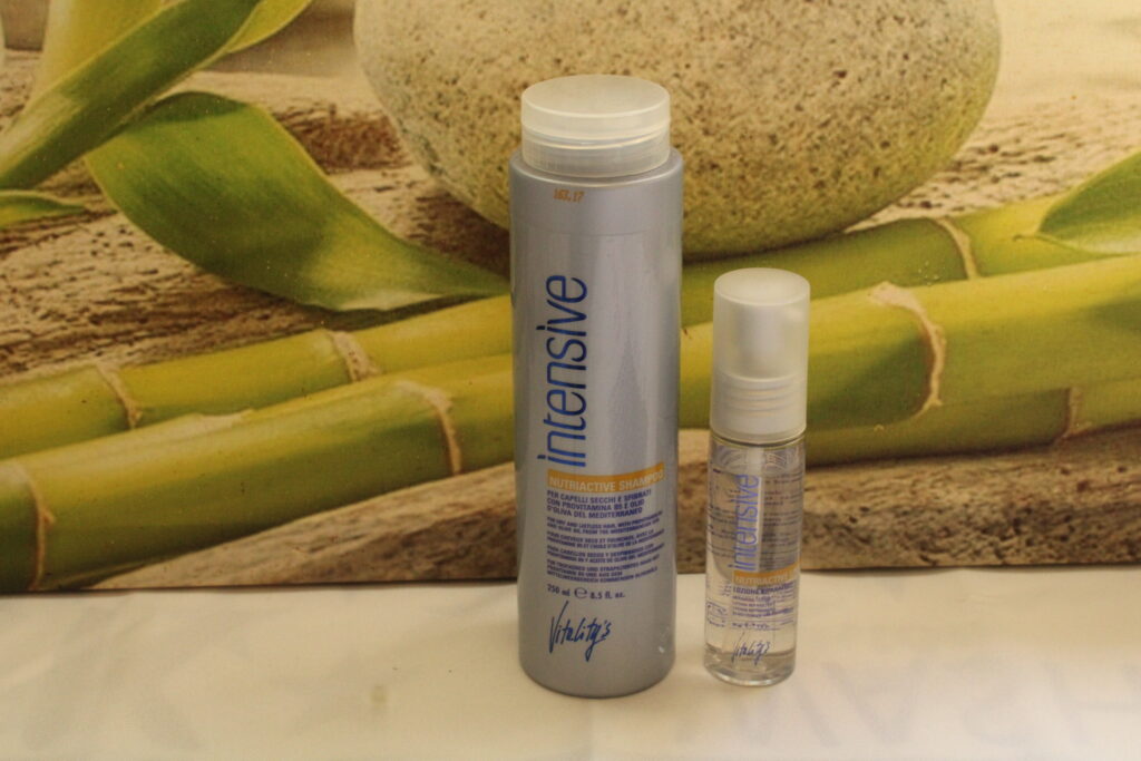 Plongez dans l'univers de soin capillaire avec le Duo Nutri Active Intense de Vitality's, associant le Shampoing et le Sérum. Enrichi de provitamine B5 et d'huile d'olive méditerranéenne, ce duo offre une expérience revitalisante unique pour des cheveux sublimés. Révélez l'éclat naturel de vos cheveux avec notre formule exceptionnelle.