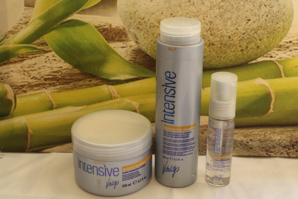 Offrez à vos cheveux crépus le luxe ultime avec le Coffret Vitality's : Shampoing, Masque & Sérum Nutritif Intensif. Infusé de provitamine B5 et d'huile d'olive méditerranéenne, ce trio exclusif promet une expérience de soin complète, nourrissant et sublimant vos boucles en toute élégance. Faites de chaque routine capillaire un moment d'exception.