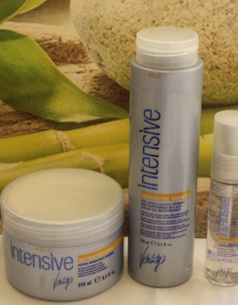 Offrez à vos cheveux crépus le luxe ultime avec le Coffret Vitality's : Shampoing, Masque & Sérum Nutritif Intensif. Infusé de provitamine B5 et d'huile d'olive méditerranéenne, ce trio exclusif promet une expérience de soin complète, nourrissant et sublimant vos boucles en toute élégance. Faites de chaque routine capillaire un moment d'exception.