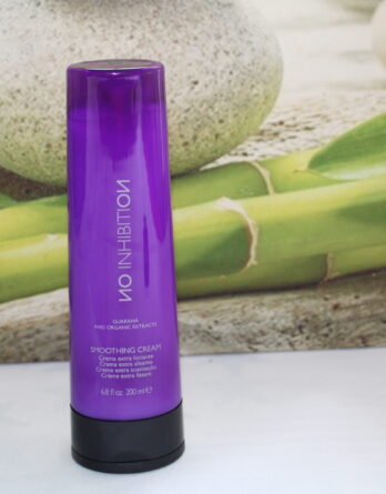 La Crème de Lissage No Inhibition transforme les cheveux en une chevelure lisse, soyeuse et bien entretenue, adaptée à tous types de cheveux. Grâce à ses extraits de fruits et de plantes bio, elle protège, revitalise et lisse sans alourdir. Avant le coiffage thermique, appliquez-la généreusement sur des cheveux essorés pour une protection maximale contre la chaleur et une élimination des frisottis. Protégeant également des agressions extérieures, elle prolonge la durée des coiffures impeccables. Intégrez-la à votre routine pour des cheveux magnifiquement lisses, soyeux et prêts à toutes les occasions.