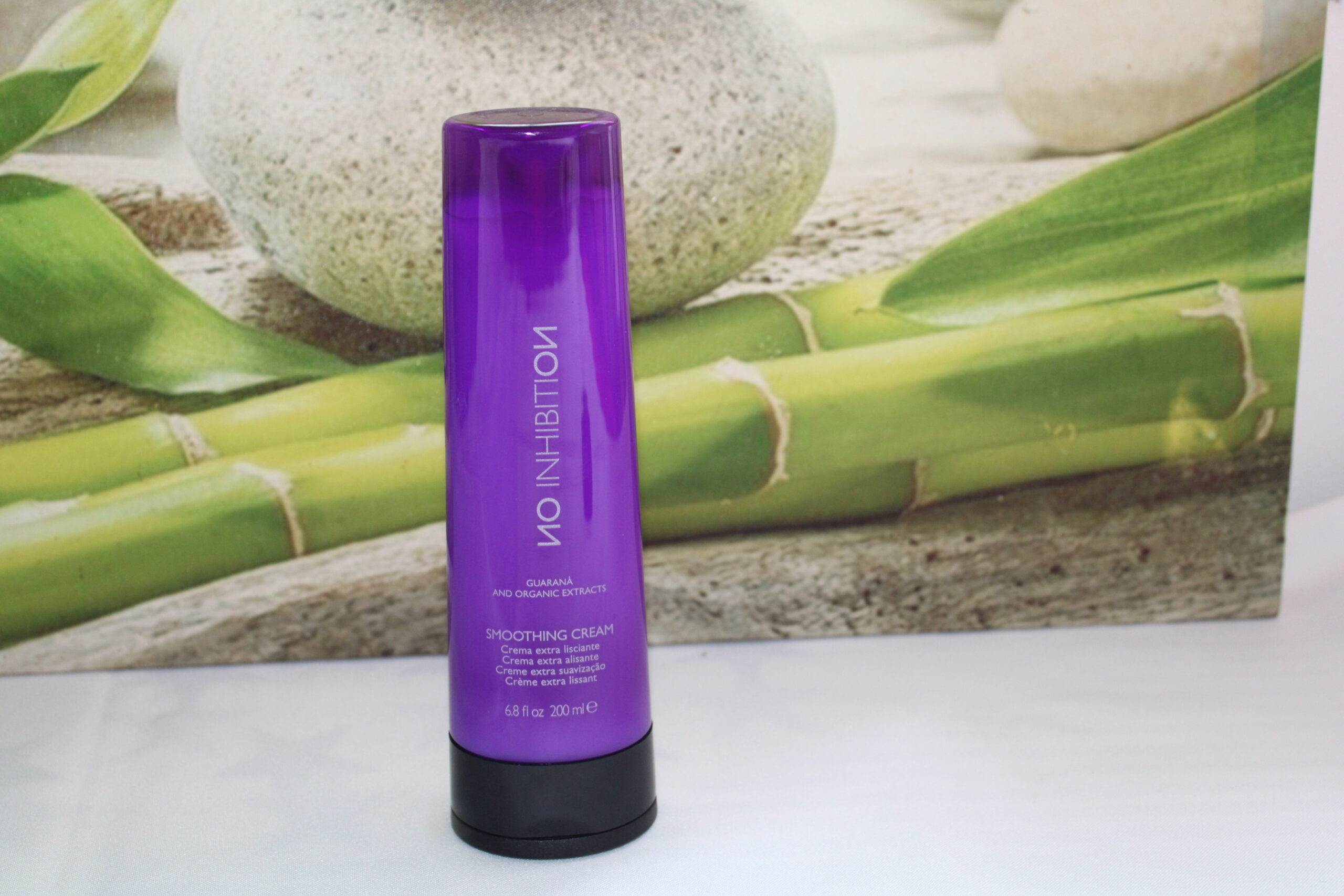 La Crème de Lissage No Inhibition transforme les cheveux en une chevelure lisse, soyeuse et bien entretenue, adaptée à tous types de cheveux. Grâce à ses extraits de fruits et de plantes bio, elle protège, revitalise et lisse sans alourdir. Avant le coiffage thermique, appliquez-la généreusement sur des cheveux essorés pour une protection maximale contre la chaleur et une élimination des frisottis. Protégeant également des agressions extérieures, elle prolonge la durée des coiffures impeccables. Intégrez-la à votre routine pour des cheveux magnifiquement lisses, soyeux et prêts à toutes les occasions.
