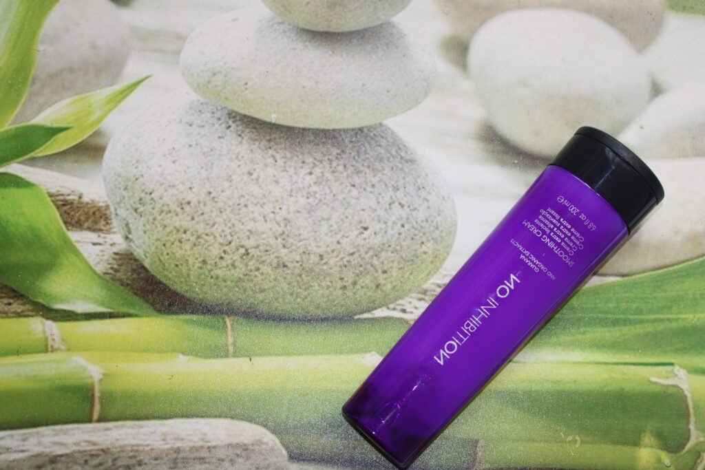 La Crème de Lissage No Inhibition transforme les cheveux en une chevelure lisse, soyeuse et bien entretenue, adaptée à tous types de cheveux. Grâce à ses extraits de fruits et de plantes bio, elle protège, revitalise et lisse sans alourdir. Avant le coiffage thermique, appliquez-la généreusement sur des cheveux essorés pour une protection maximale contre la chaleur et une élimination des frisottis. Protégeant également des agressions extérieures, elle prolonge la durée des coiffures impeccables. Intégrez-la à votre routine pour des cheveux magnifiquement lisses, soyeux et prêts à toutes les occasions.