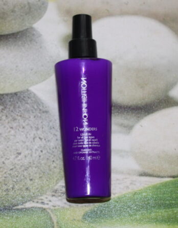 Un spray intensif de No Inhibition 12 Wonders, offrant un traitement capillaire avancé pour des cheveux doux, brillants et soyeux, tout en apportant volume et texture remarquable. Adapté à tous les types de cheveux, qu'ils soient colorés, fins, épais, raides ou bouclés. Mode d'emploi : Après le lavage des cheveux, appliquez généreusement le spray No Inhibition 12 Wonders sur cheveux essorés, soit directement sur les cheveux soit dans la main, pour un résultat optimal.