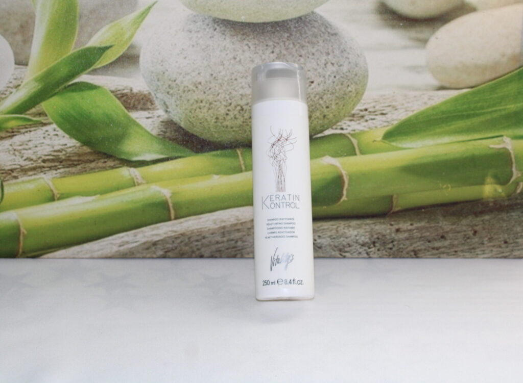 SHAMPOOING Utilisé chez le coiffeur, il purifie les cheveux tout en continuant à discipliner grâce aux ingrédients actifs. À la maison, il prolonge les effets bienfaisants du traitement Keratin Kontrol. Mode d'emploi : Appliquer sur cheveux mouillés. Masser doucement. Rincer abondamment. Quantité : 250 ml Emballage : Bouteille