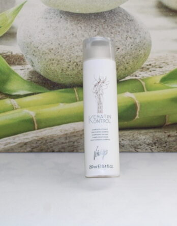 SHAMPOOING Utilisé chez le coiffeur, il purifie les cheveux tout en continuant à discipliner grâce aux ingrédients actifs. À la maison, il prolonge les effets bienfaisants du traitement Keratin Kontrol. Mode d'emploi : Appliquer sur cheveux mouillés. Masser doucement. Rincer abondamment. Quantité : 250 ml Emballage : Bouteille