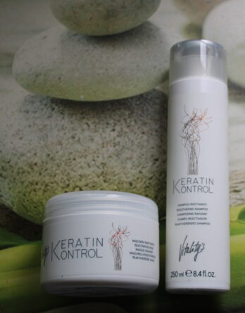 Découvrez le Duo Keratine Kontrol Shampoing Réactivant de Vitality's, une fusion parfaite de l'expertise italienne et de la beauté brésilienne. Notre shampoing, imprégné de kératine, revitalise vos cheveux avec l'élégance italienne, leur offrant une brillance et une vitalité inégalées. Combiné avec le revitalisant, il protège et renforce vos cheveux pour une coiffure brésilienne résistante et éblouissante, digne des plus grands salons italiens. Optez pour la fusion de l'Italie et du Brésil avec Vitality's, et révélez toute la splendeur de votre chevelure brésilienne.