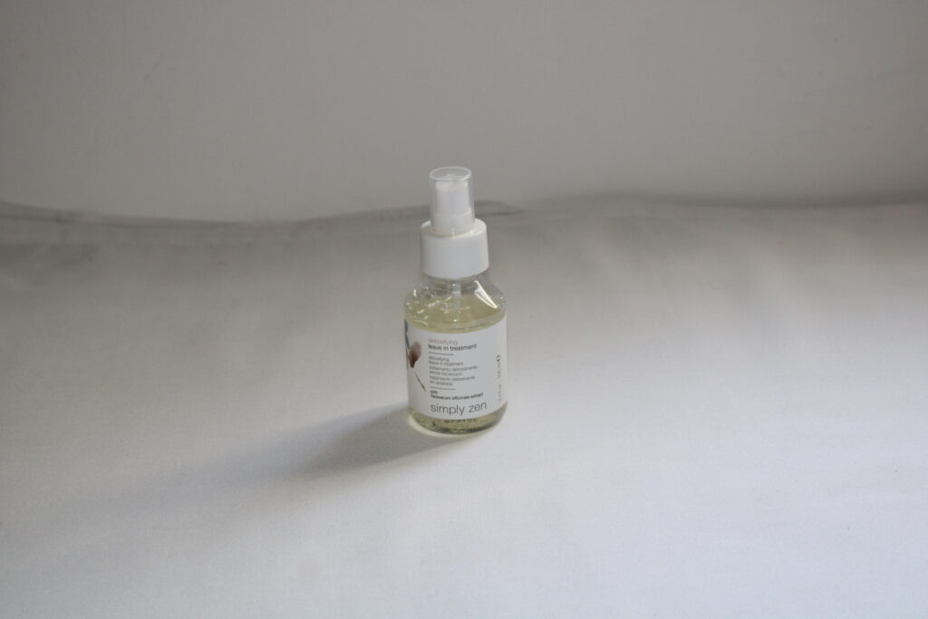 Revitalisez vos cheveux avec le traitement sans rinçage Simply Zen Detoxifying Leave-in. Une solution complète pour des cheveux éclatants de santé.