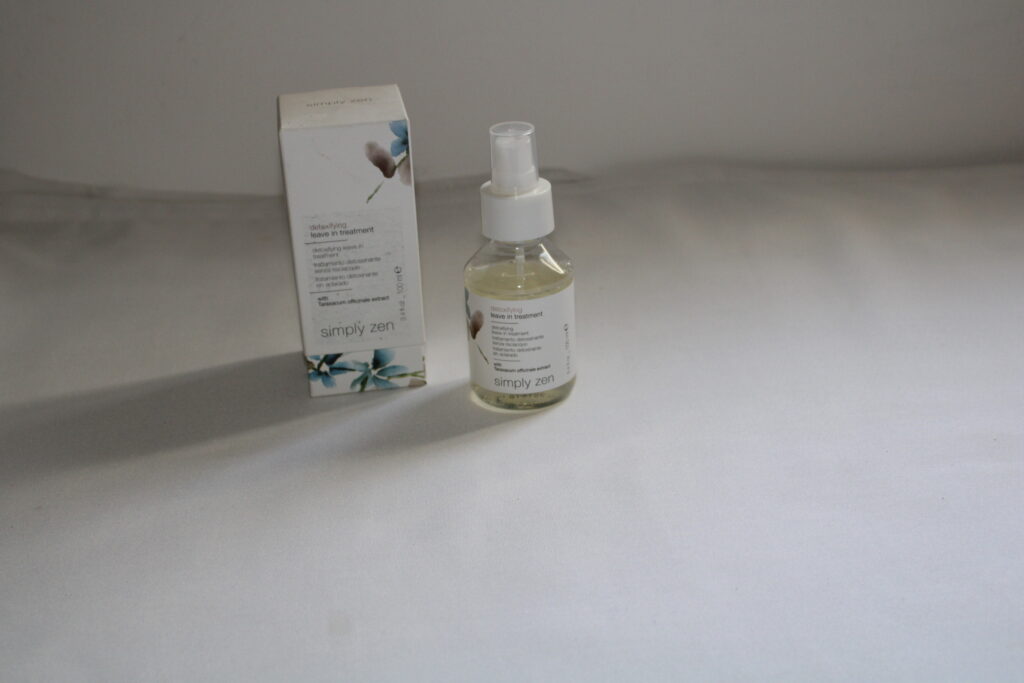 Le soin sans rinçage Simply Zen Detoxifying Leave-in Treatment, appliqué sur cheveux fraîchement lavés, leur offre une revitalisation complète pour une apparence saine et éclatante.