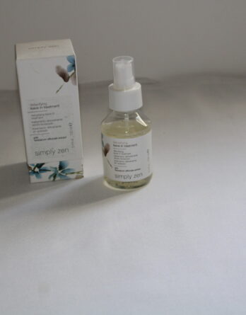 Le soin sans rinçage Simply Zen Detoxifying Leave-in Treatment, appliqué sur cheveux fraîchement lavés, leur offre une revitalisation complète pour une apparence saine et éclatante.