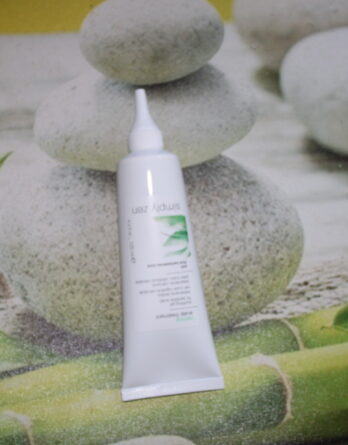 Ce traitement hautement concentré en gel d'Aloe vera assure un nettoyage en profondeur, une hydratation intense et une réparation efficace du cuir chevelu. Son utilisation après une coloration ou selon les besoins offre un soulagement apaisant pour la peau irritée.