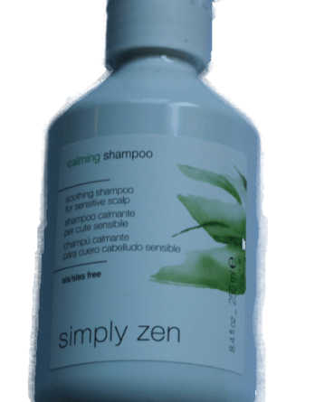 Le Shampoing Calming de Simply Zen apaise instantanément votre cuir chevelu, offrant des cheveux éclatants et pleins de vitalité à chaque utilisation.