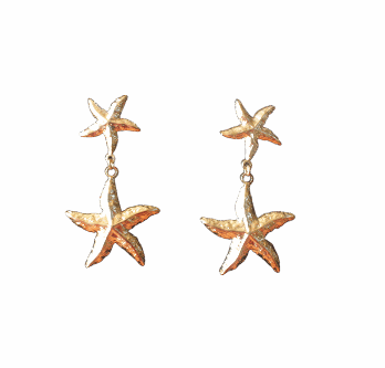 Invitez l'éclat des fonds marins à sublimer votre visage. Ces boucles d'oreilles "Lumière d'Océan" capturent la beauté intemporelle de l'étoile de mer dans un design élégant et lumineux.