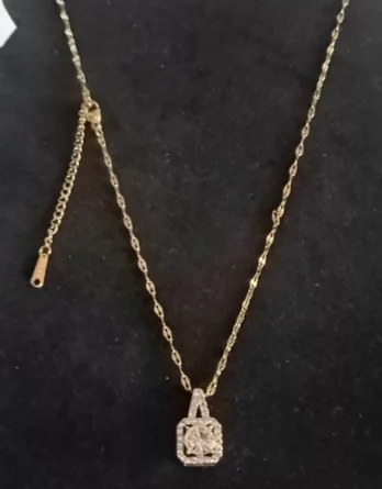 Sublimez votre style avec cette parure personnalisable en acier inoxydable et cuivre. Ses motifs carrés géométriques entièrement scintillants en font l'accessoire de luxe parfait pour toute occasion spéciale.