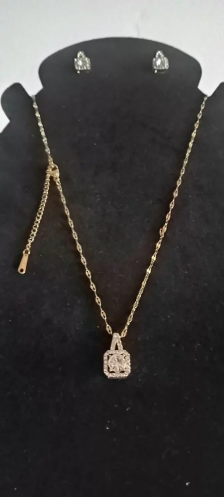 Sublimez votre style avec cette parure personnalisable en acier inoxydable et cuivre. Ses motifs carrés géométriques entièrement scintillants en font l'accessoire de luxe parfait pour toute occasion spéciale.